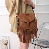 Sac à bandoulière en cuir souple tissé en demi-cercle style bohème, sac à pompon tendance